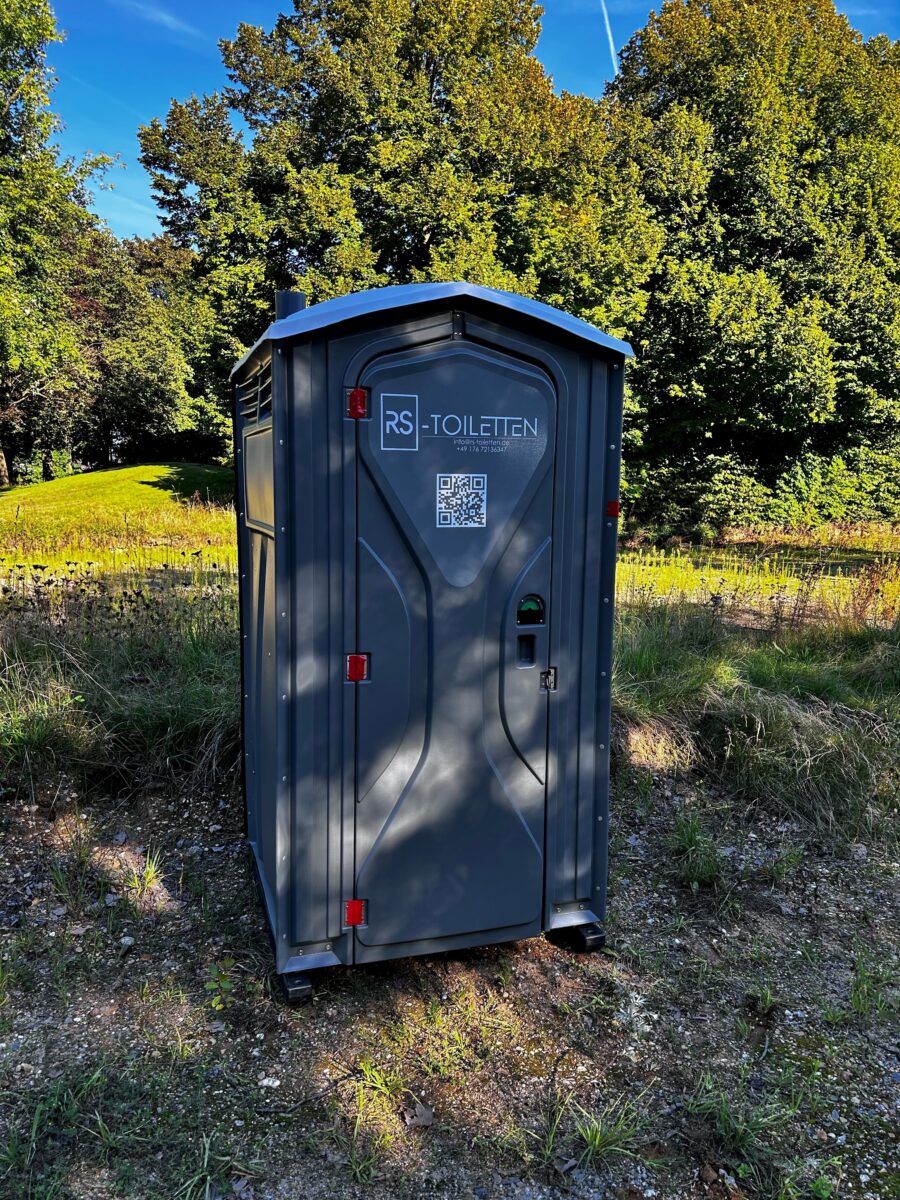 RS-Event-Toilettenkabine im Grünen